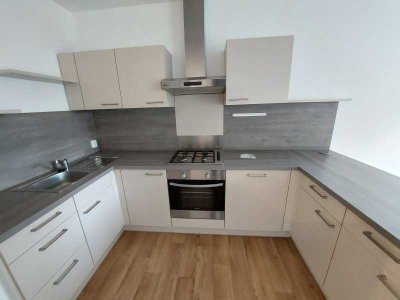 EBK / Balkon / Badewanne