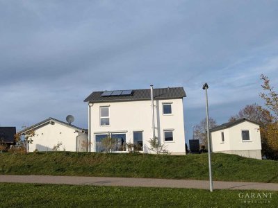 Neuwertiges Einfamilienhaus mit Garten, Doppelgarage, Werkstatt und separatem Nebengebäude!