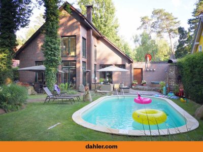Hochwertige Architektenvilla aus Klinker mit Outdoorpool am Waldrand