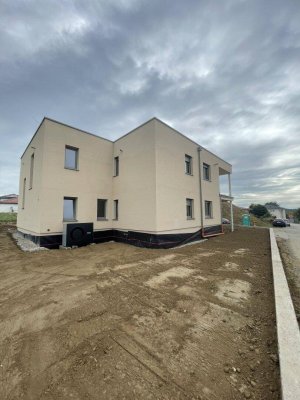 Erstbezug: Traumwohnung mit Balkon & 2 Stellplätzen in Mauerkirchen!