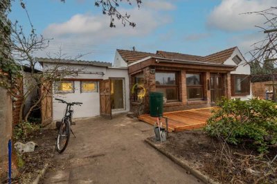 Seltene Gelegenheit - Erstbezug in frisch sanierten Bungalow in besonderer, ruhiger Wohnlage