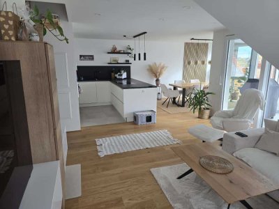 Sehr hochwertige, lichtdurchflutete 3-Zimmer-DG-Wohnung