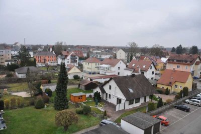 Zentral gelegene, besonders helle und großzügige 2-Zimmer-Wohnung, barrierefrei, Balkon mit Ausblick