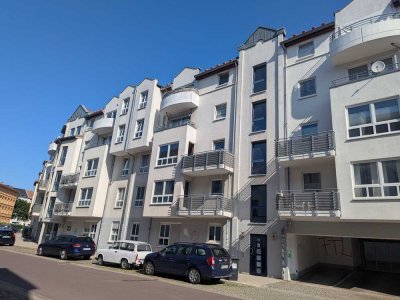 Helle und freundliche 2-Raum-EG-Wohnung mit EBK und Stellplatz * ) in Stadtfeld Ost! sucht Sie!