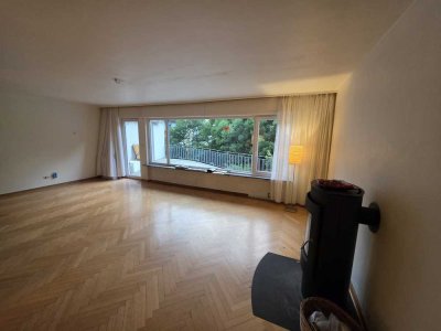 Großes Haus mit Bach, Garten, Garage, Glasfaser, Kamin, Parkett ab sofort zu verkaufen