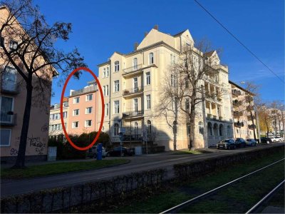 Moderne City-Wohnung mit Penthouse-Charakter und Balkon mit Herkulesblick!