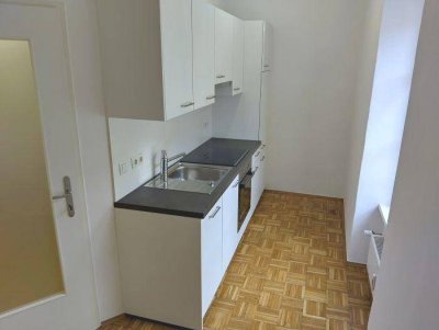 Ruhiger 2 ZIMMER-Altbau, neuwertige Einbauküche, Laubengang, neuwertige Sanitäranlagen (Bad + WC)!