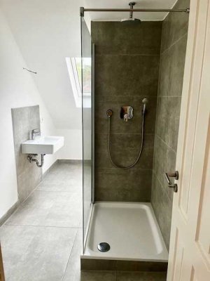 Renovierte 2 -ZKB DG- Wohnung, Stellplatz im Hof !