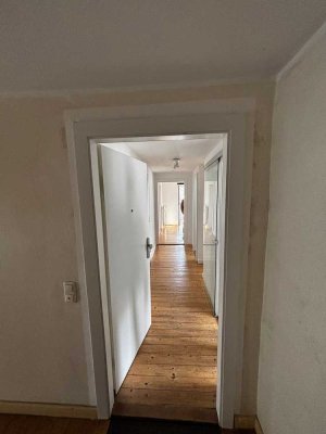 3-Zimmer-Wohnung, Balkon, Dielenboden, Mainblick