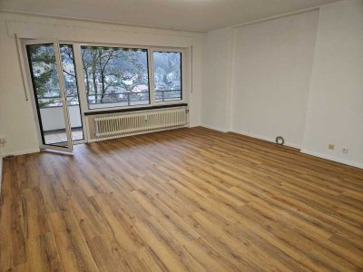 Gut geschnittene 4 Zimmer Wohnung mit Balkon und Stellplatz