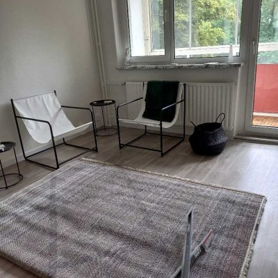 kl. 2 Zimmer Wohnung mit verglastem Balkon und EBK