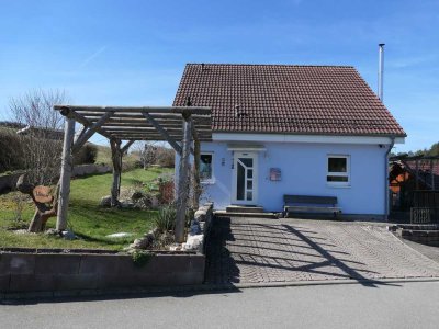 Neuwertiges Einfamilienhaus am Ortsrand  mit unverbaubarer Fernsicht.