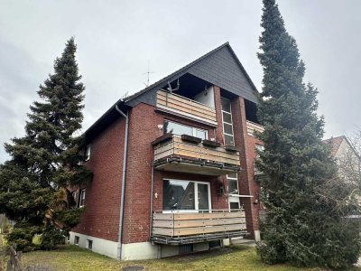 Delmenhorst: Ruhige und gemütliche 2 Zimmer DG-Whg. mit EBK, Loggia, Stellplatz und Kellerraum