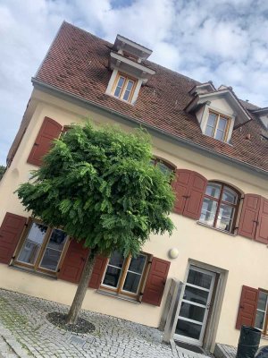 Sanierter Altbau in Bestlage – 2 Zimmer mit Terrasse & Stellplätzen