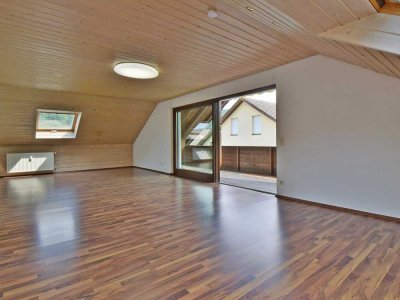 Idyllisch gelegene Dachgeschosswohnung mit Balkon, Garten und  Carport