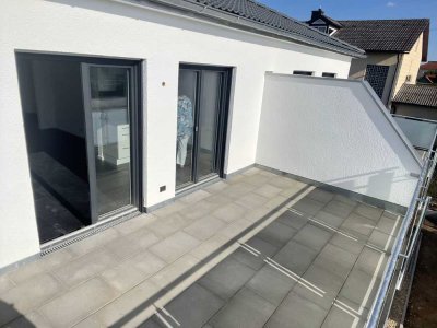 Neuwertig, exklusiv, zentrumsnah: 2,5 Zimmer mit Dachterrasse und hochwertiger EBK