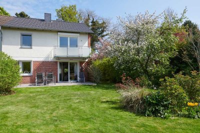 5-Zimmer-Reihenendhaus mit neuer Küche und wunderschönen Garten, teilmöbliert
