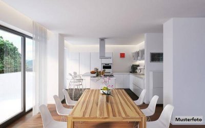 Einfamilien-Doppelhaushälfte mit Stellplatz und Garten