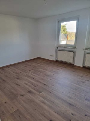 Frisch renovierte 2,5-Zimmer Wohnung inkl. EBK und Balkon