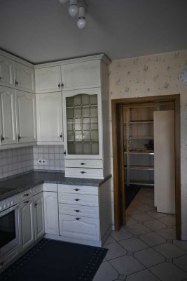 Sehr große 2-Zimmer-Erdgeschosswohnung mit Terasse und Einbauküche in Karben