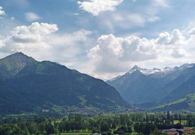 Vom Eigentümer: Flexible und grosszügige Wohnung in Hanglage mit 2 Südterrassen und Gletscherblick
