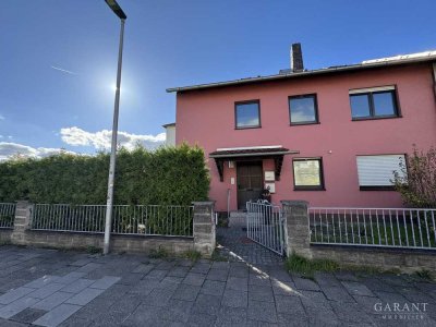 Chance für Handwerker: Reiheneckhaus, großes Grundstück und sofortige Mieteinnahme in Top-Lage