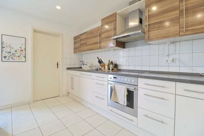 Modernisierte 6-Raum-Wohnung mit Balkon und Einbauküche in Nürnberg