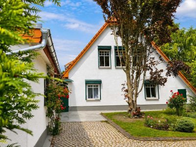 Historische Fabrikantenvilla mit Bungalow, Gewerbeflächen und 834 m² Baulandreserve – Wohnen, Arbeit