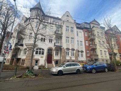 Wir bieten, was viele suchen: geräumige 4-Zi-DG-Whg. mit tollem Blick über die Stadt !!