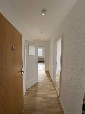 Attraktive Eigentumswohnung zum kleinen Preis: Teilsanierte DG-Wohnung mit Erbbaurecht