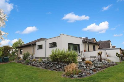 Moderner Bungalow: 2020 innen hochwertig kernsaniert mit Anbau, Keller u. schönem Garten