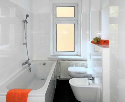 Gründerzeitflair mit Stuck und Dielenböden, Tageslichtbad mit Wanne