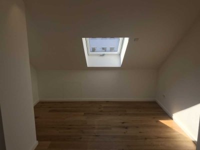 Sehr Schöne 2-Zimmer-Dach-Wohnung