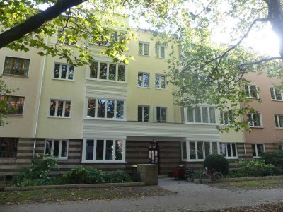 Hannover-List, 3 Zimmer Erdgeschoßwohnung mit Fischgrätparkett und Balkon
