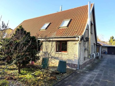 Doppelhaushälfte in Alt-Hohenschönhausen auf großem Grundstück