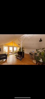 Helle Dachgeschosswohnung mit Blick ins Grüne
