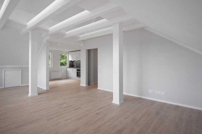 2-Zimmer-Wohnung im Dachgeschoss mit Balkon, Einbauküche, Duschbad mit Fenster und Pkw-Stellplatz