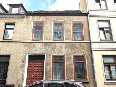 Kleines Stadthaus - sanierungsbedürftig, mit kleinem Grundstück im Herzen von Wismar