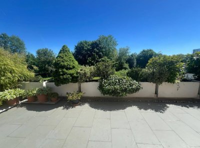 Wohnen mit Weitblick: Gediegener Wohnkomfort, Atelier, Traumterrasse &amp; Doppelgarage