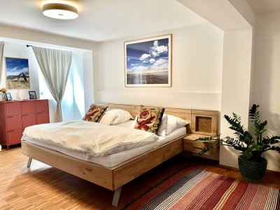 Hochwertige, möbelierte und geräumige Wohnung mit Balkon und Dachterrasse