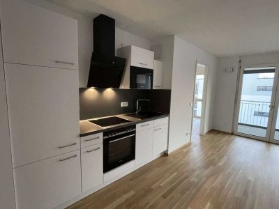 AKS: 2-Zimmer-Penthousewohnung mit Dachterrasse, Einbauküche & Stellplatz!!