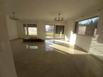 EINFAMILIENHAUS VOM FEINSTEN. LUXURIÖSER ZWEITBEZUG MIT DACHTERRASSE UND PERFEKTER INFRASTRUKTUR - WOHNEN IN 1220 WIEN