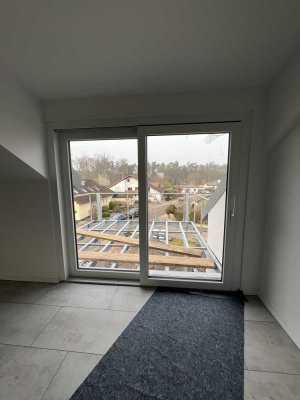 Neue sehr helle 2,5-Zimmer DG Wohnung