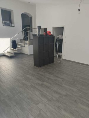 Stilvolle, neuwertige 3-Raum-Erdgeschosswohnung mit geh. Innenausstattung mit Balkon und EBK