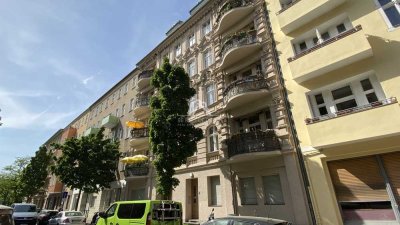 ALTBAU-CHARME IM ERDGESCHOSS MIT DIELENBODEN: 2 ZIMMER IM RUHIGEN SEITENFLÜGEL I PROVISIONSFREI