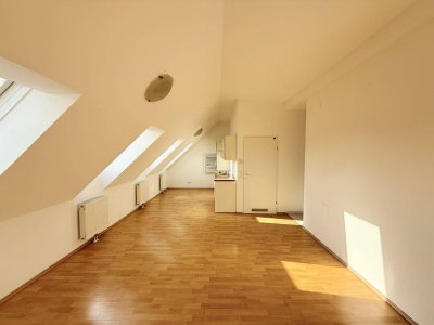 Gepflegt, durchdacht, perfekt angebunden: 2-Zimmer Dachgeschosswohnung zum Verlieben.