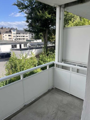Stilvolle, vollständig renovierte 2-Zimmer-Wohnung mit Balkon in Essen