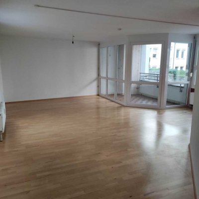 Sehr helle, freundliche 4-Raum-Wohnung mit EBK und Balkon in Heilbronn