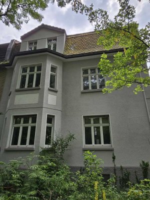 Charmante Dachgeschosswohnung im denkmalgeschützten Altbau mit Einbauküche