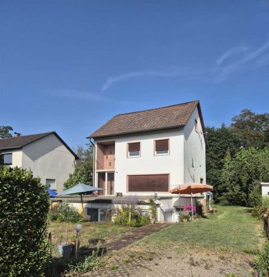 Freistehendes Wohnhaus auf riesigem Gelände, Garage + Wintergarten